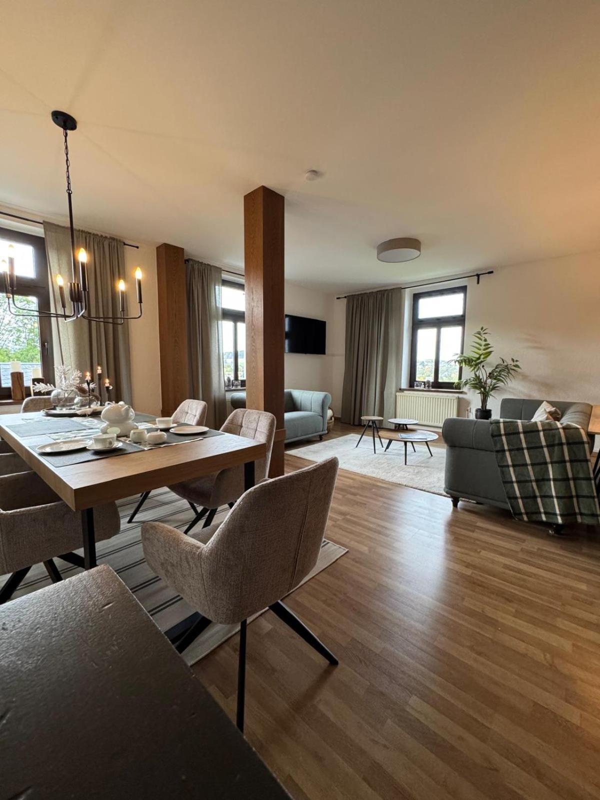 Uranus 1a Apartment