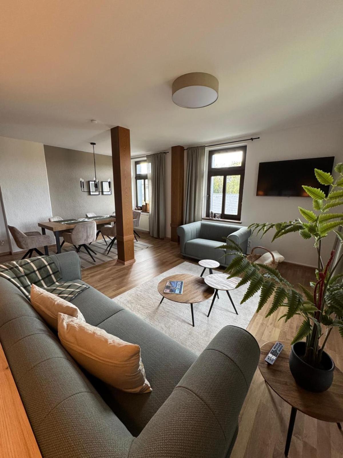 Uranus 1a Apartment *